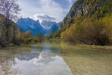 Muhteşem manzara ve Becco di Mezzod sonbahar Dolomite İtalya 'sındaki Federa Gölü' nün zirvesi.