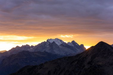 Passo Giau 'nun sonbahar mevsiminde gün batımı arasındaki muhteşem manzarası, Dolomite, İtalya.