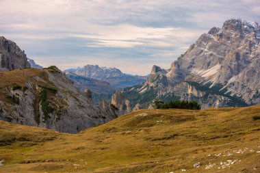 Tre Cime yolunun muhteşem manzarası Routh, Dolomite, İtalya.