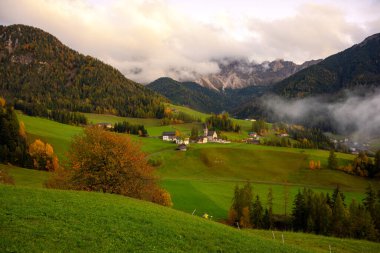 Muhteşem manzara ve Becco di Mezzod sonbahar Dolomite İtalya 'sındaki Federa Gölü' nün zirvesi.