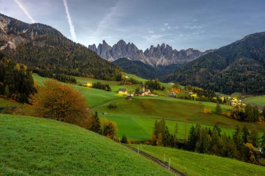 Muhteşem manzara ve Becco di Mezzod sonbahar Dolomite İtalya 'sındaki Federa Gölü' nün zirvesi.