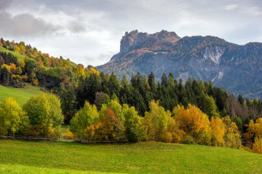 Muhteşem manzara ve Becco di Mezzod sonbahar Dolomite İtalya 'sındaki Federa Gölü' nün zirvesi.