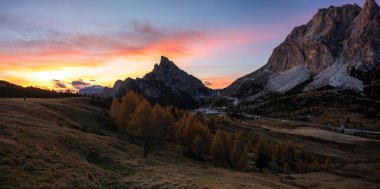 Croda Negra 'nın muhteşem manzarası Routh, Dolomite, Ithaly.