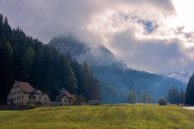 Durrenstein 'e gidiş ve sonbaharda Dolomite İtalya arasında çarpıcı bir manzara var..