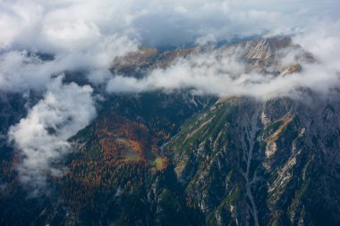 Sonbahar sezonunda doruğa ulaştıktan sonra Durrenstein 'in muhteşem manzarası, Dolomite, İtalya.