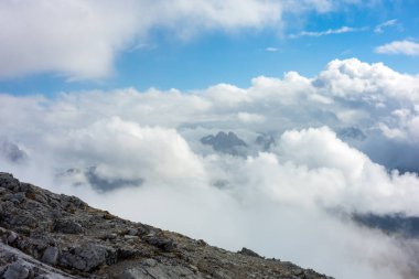 Sonbahar sezonunda doruğa ulaştıktan sonra Durrenstein 'in muhteşem manzarası, Dolomite, İtalya.