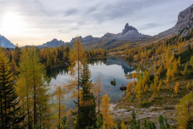 Muhteşem manzara ve Becco di Mezzod sonbahar Dolomite İtalya 'sındaki Federa Gölü' nün zirvesi.