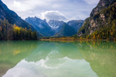 Muhteşem manzara ve sonbaharda Landro Gölü 'nün yansıması, Dolomite İtalya.