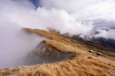 Seceda Dağı 'nın sonbahar mevsiminde muhteşem manzarası, Dolomite, İtalya.