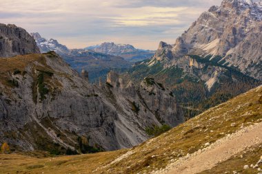 Tre Cime yolunun muhteşem manzarası Routh, Dolomite, İtalya.