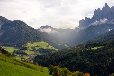 Sonbahar sezonunda Val di Funes bölgesinde sürdüğün muhteşem manzara, Dolomite, İtalya.