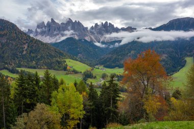 Sonbahar sezonunda Val di Funes bölgesinde sürdüğün muhteşem manzara, Dolomite, İtalya.