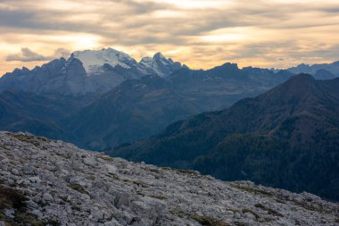 Croda Negra 'nın muhteşem manzarası Routh, Dolomite, Ithaly.