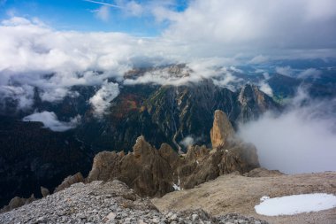 Sonbahar sezonunda doruğa ulaştıktan sonra Durrenstein 'in muhteşem manzarası, Dolomite, İtalya.