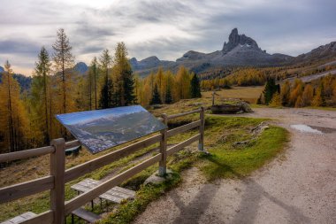 Fevkalade manzara ve Federa Gölü 'nün sonbahardaki yansıması, Dolomite İtalya.