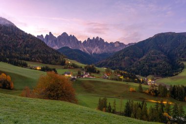 Val di funes Dolomitlerin kalbindeki yüksek plato sonbaharda doğal bir cennettir.