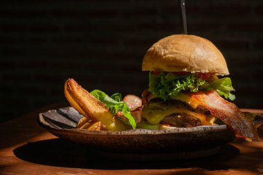 Pencere ışığında çift peynirli burger.