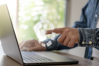 Bir iş adamı dizüstü bilgisayarla çalışıyor ve eline mesaj geldi.