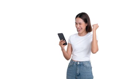 Bir Asyalı - Taylandlı portre mutluluğu beyaz gömlekli genç bir kadın akıllı telefonuna bakıyor