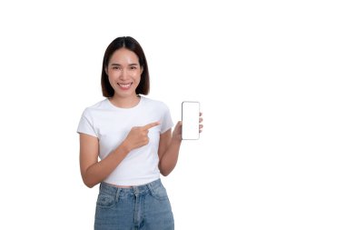 Beyaz gömlekli bir Asyalı - Taylandlı genç kadın akıllı telefon gösteriyor