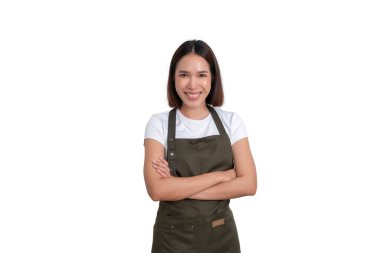 Genç bir kadının portresi beyaz tişört giyer ve yeşil önlük giyer.