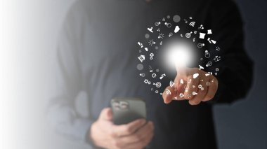 İş adamı ekranda yüzen dijital ve tekoloji simgesi arıyor