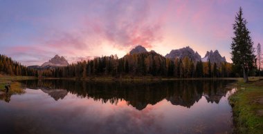 Çarpıcı manzara ve Antorno Gölü 'nün sonbaharda yansıması, Dolomite İtalya.