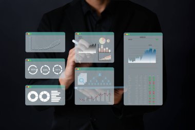 İş adamı ekranda yüzen dijital verilerle çalışır, konsept iş büyümesini gösterir.