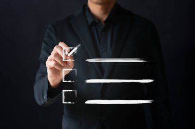 İş dünyası boya fırçasıyla yüzen ve çizen işaretleri seçiyor