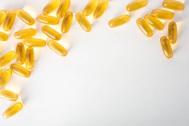 Bir ilacın fotoğrafı, Omega 3 hapları, beyaz arka planda, 45 Mp yüksek çözünürlüklü kamera ile çekilmiş..