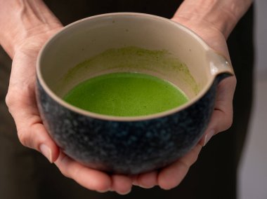 Bir elinde kibrit yeşil çay, durgun bir hayat tarzında..