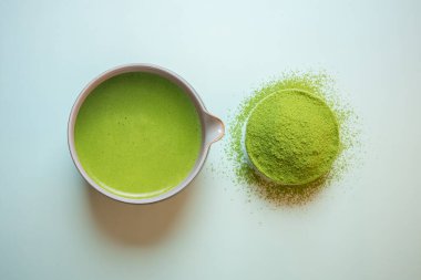 Pastel yeşil arka planda kibrit yeşil çay, durgun bir yaşam tarzında çekilmiş..