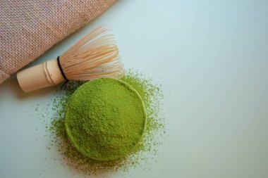 Pastel yeşil arka planda kibrit yeşil çay, durgun bir yaşam tarzında çekilmiş..