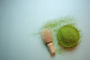 Pastel yeşil arka planda kibrit yeşil çay, durgun bir yaşam tarzında çekilmiş..