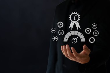 İş adamı ekranda yüzen başarı işinde kurdele bulmaya çalışıyor..