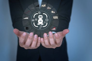 İş adamı, iş dünyasındaki verimliliği artırmak ve analiz etmek için yapay zeka robotları kullanıyor.