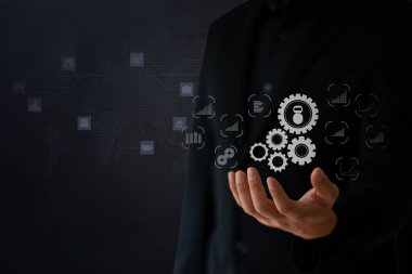 İş adamı, iş dünyasındaki verimliliği artırmak ve analiz etmek için yapay zeka robotları kullanıyor.