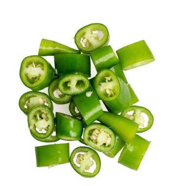 Sebze fotoğrafı, yemek pişirmek için küçük parçalara ayrılmış yeşil biber, beyaz üzerinde yüksek çözünürlüklü izole edilmiş.