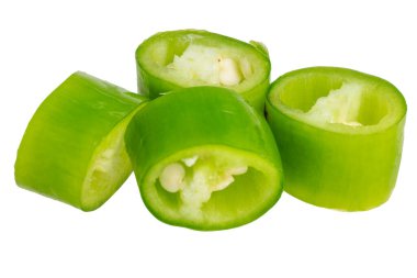 Sebze fotoğrafı, yemek pişirmek için küçük parçalara ayrılmış yeşil biber, beyaz üzerinde yüksek çözünürlüklü izole edilmiş.