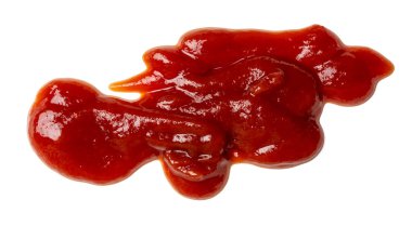 Dökülmüş ketçap fotoğrafı beyaza izole edilmiş.