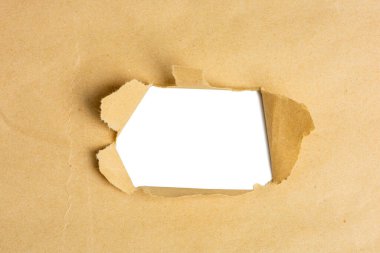 Yırtılmış kahverengi, kaba bir kağıdın fotoğrafı..