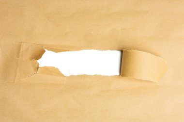 Yırtılmış kahverengi, kaba bir kağıdın fotoğrafı..