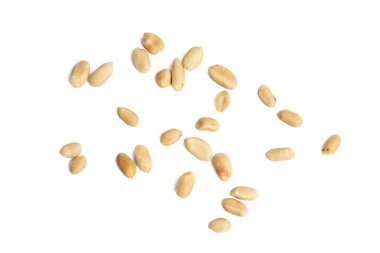 Beyaz arka plana serpilmiş fıstıkların en üstteki görüntüsü.