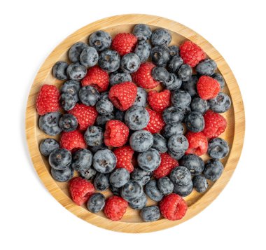 Vişne, ahududu ve böğürtlen de dahil olmak üzere karışık meyvelerin yüksek çözünürlüklü fotoğrafı bir tabakta bölünmüş odak tekniğiyle çekildi..