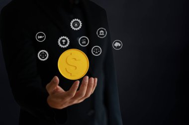 İş adamı ekranda yüzen gelir artışı için çalışıyor