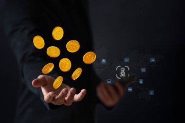 İş adamı ekranda yüzen gelir artışı için çalışıyor