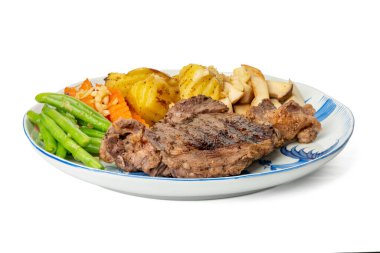 Yüksek çözünürlüklü patates, yeşil fasulye ve mantarlı biftek fotoğrafı. Odak yığını tekniğini kullanıyor..