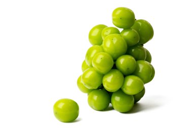 Yüksek çözünürlüklü Fresh Shine Muscat Üzüm Yeşili Yeşillik Fotoğrafı, beyaz arkaplan üzerine yığınla odak tekniği kullanılarak, düzenleme için uygun.