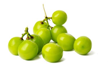 Yüksek çözünürlüklü Fresh Shine Muscat Üzüm Yeşili Yeşillik Fotoğrafı, beyaz arkaplan üzerine yığınla odak tekniği kullanılarak, düzenleme için uygun.