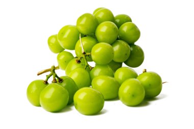 Yüksek çözünürlüklü Fresh Shine Muscat Üzüm Yeşili Yeşillik Fotoğrafı, beyaz arkaplan üzerine yığınla odak tekniği kullanılarak, düzenleme için uygun.